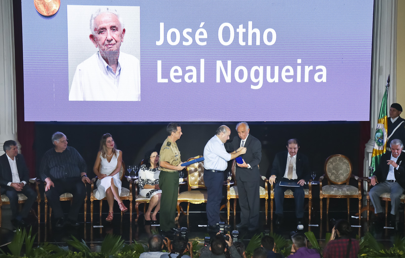 otho leal recebe a medalha iracema